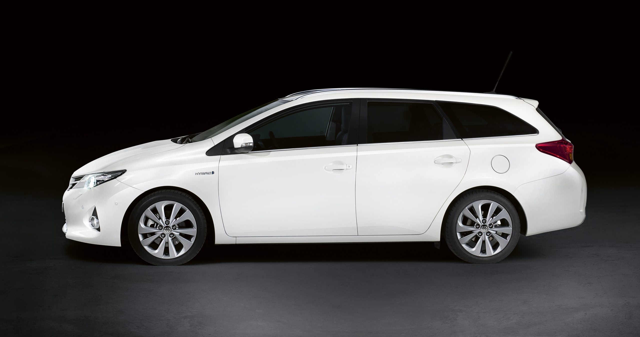 NEW_AURIS_TOURING_SPORTS_02_2012-scaled (1)